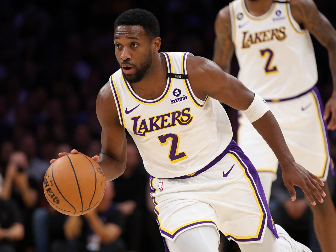 NBA湖人队主场激烈比赛场景